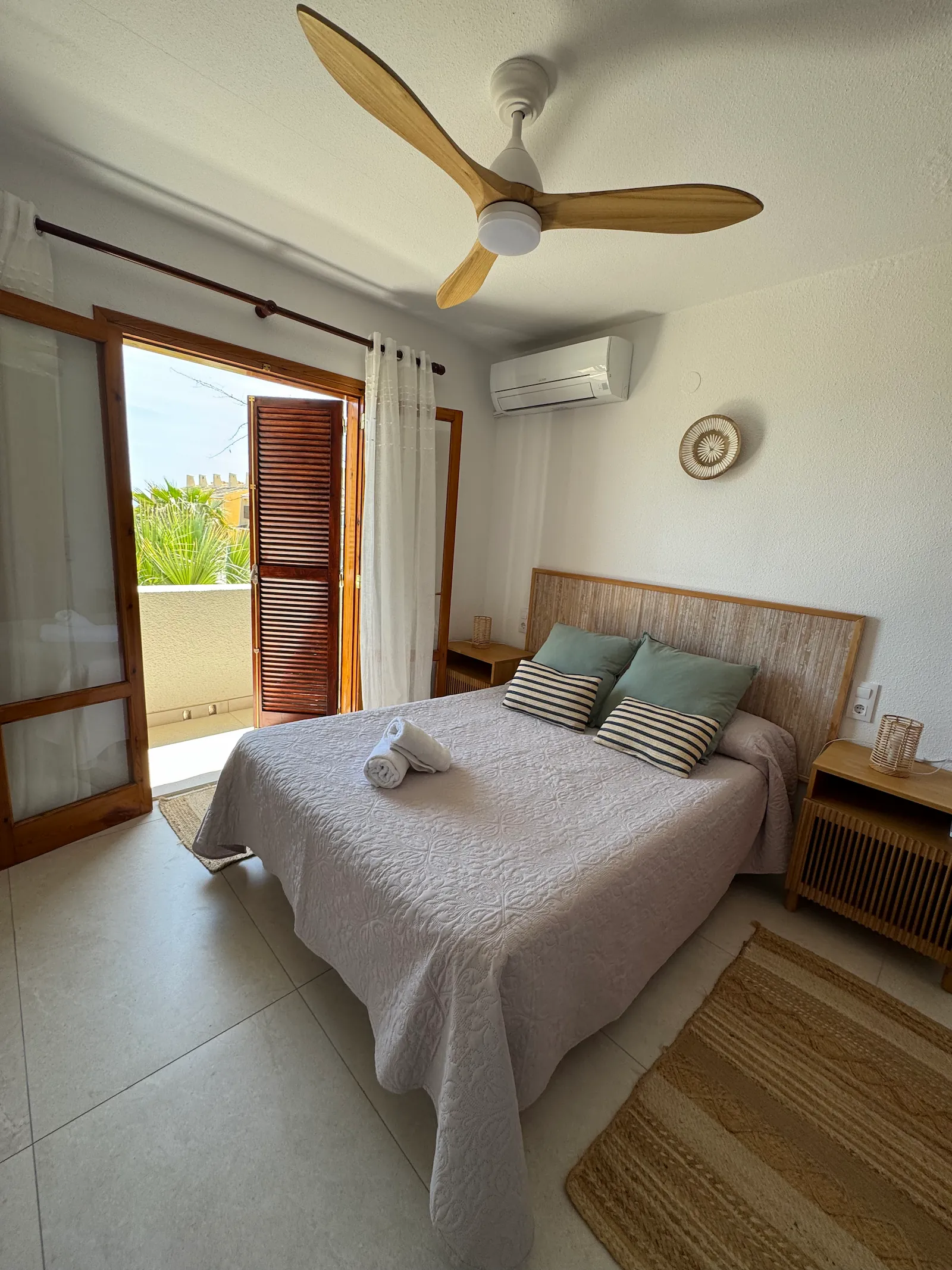 Dormitorio principal con atardecer y vistas al mar
