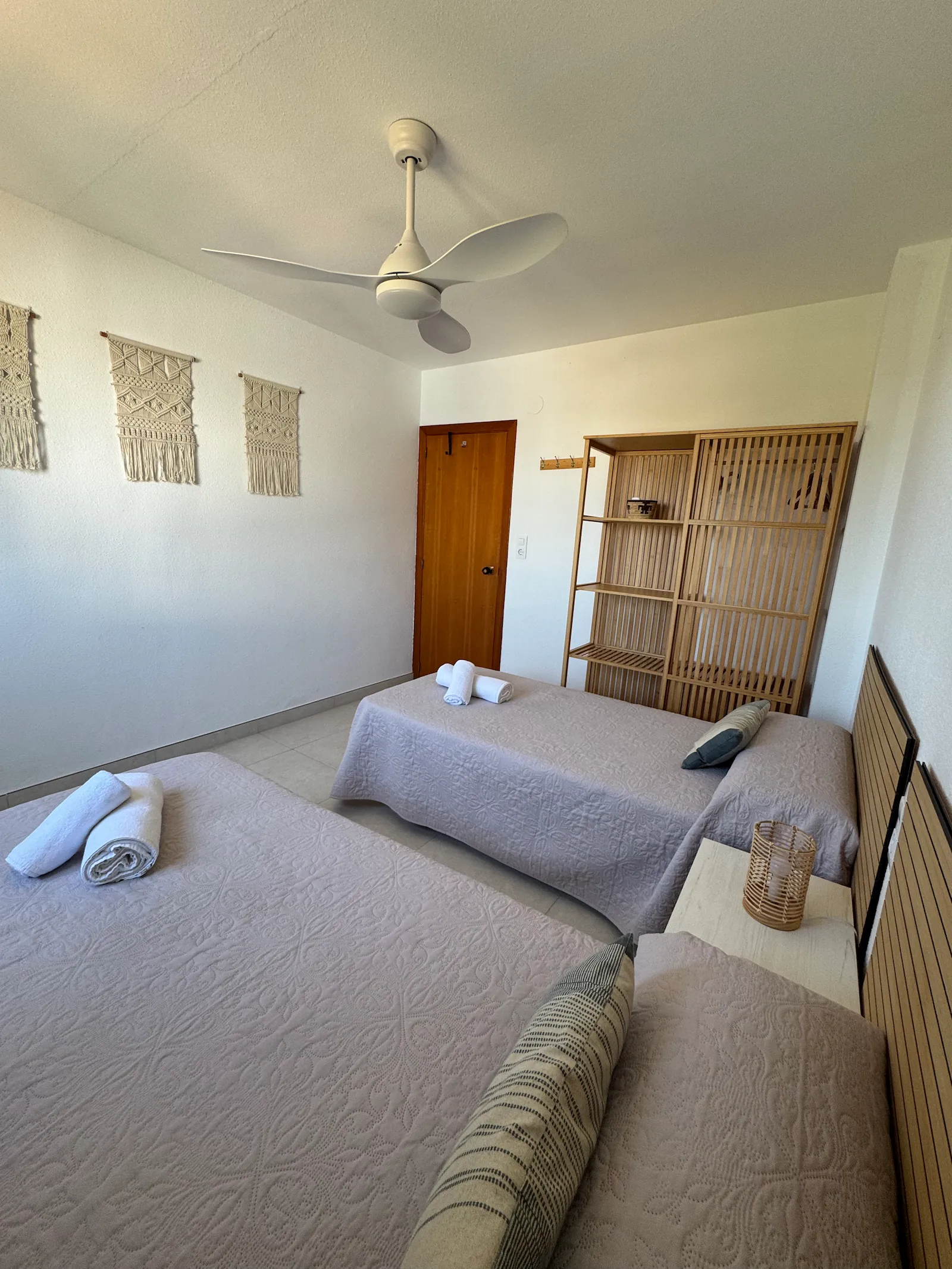 Habitación individual con cama y ventana con vistas al mar