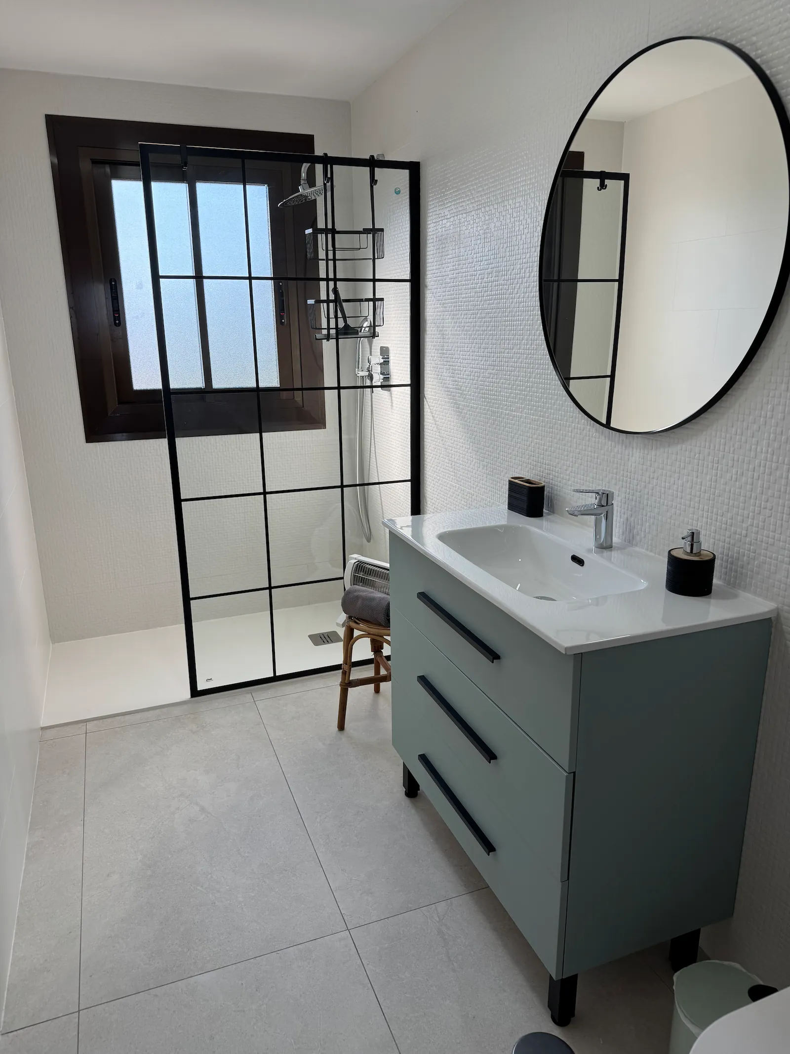 Habitación con dos camas individuales y estantería de bambú