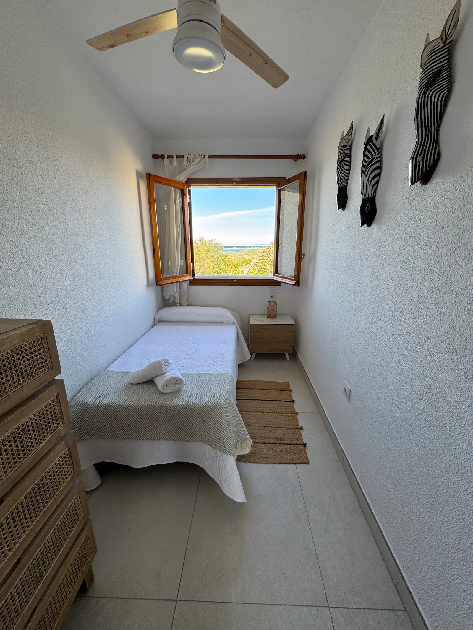 Habitación con dos camas individuales y ventilador de techo