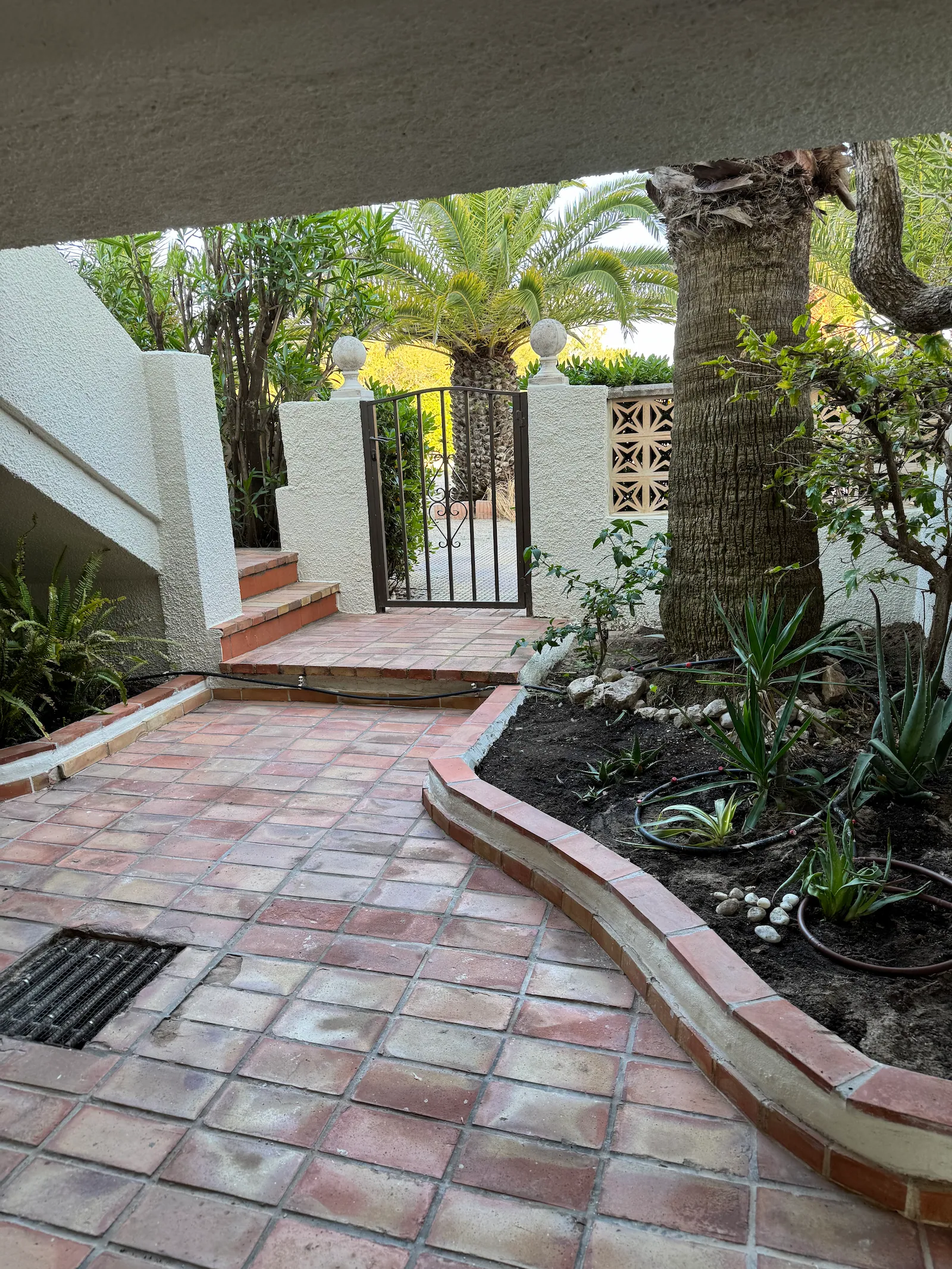 Terraza exterior con mesa de mosaico y sillas