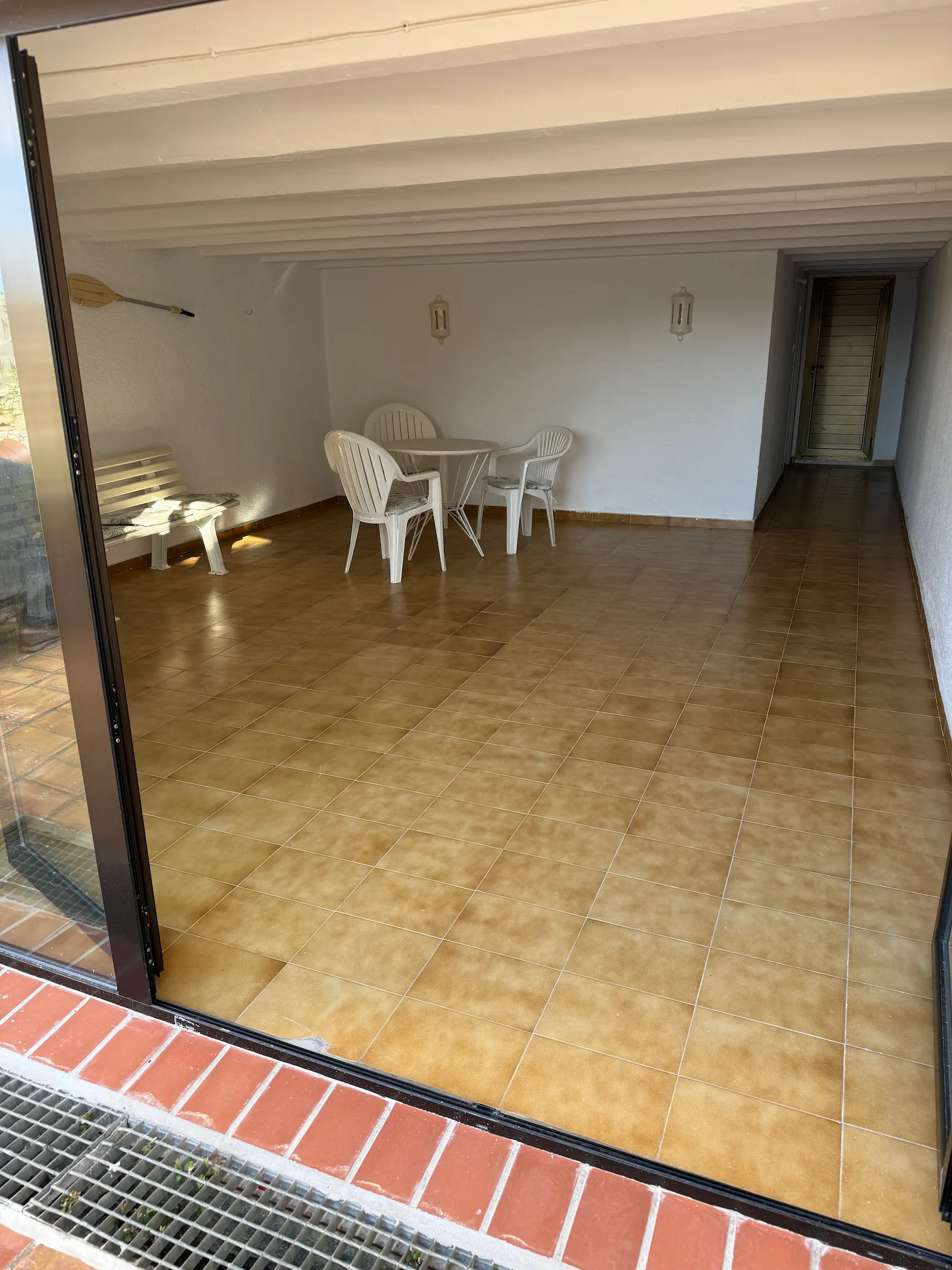 Zona de acceso y garaje del adosado