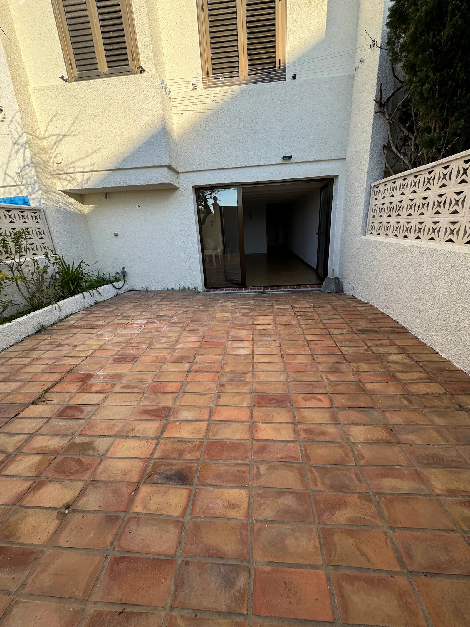 Sala diáfana en planta baja con acceso a terraza